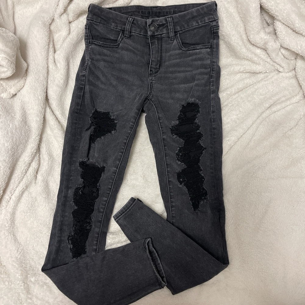 Size 6 ( regular ) American eagle ripped jeans.